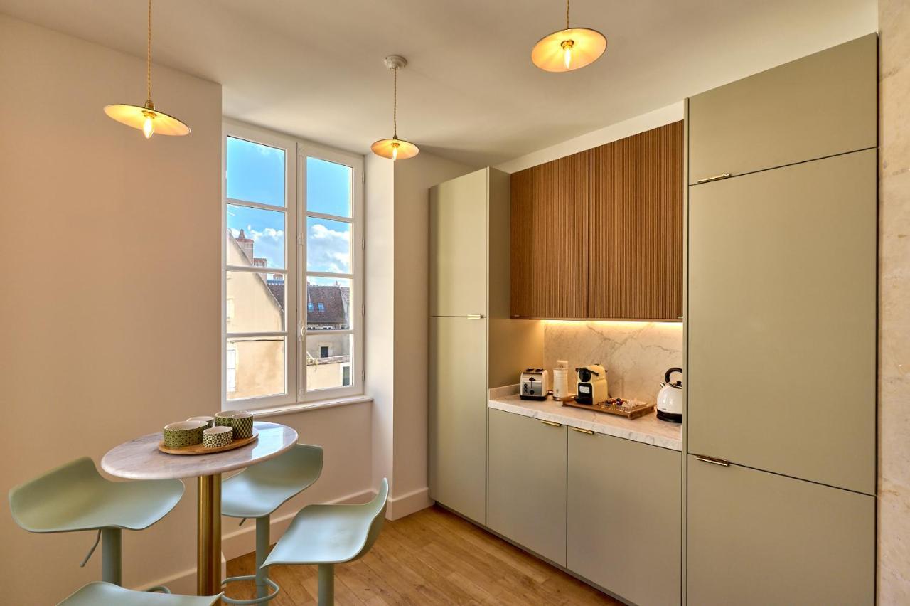 Appartement Montagnon - Les Suites Du Palais - Classe 4 Etoiles, Parking Prive, Vue Cathedrale, 3 Chambres, Primo C0Nciergerie Nevers Kültér fotó