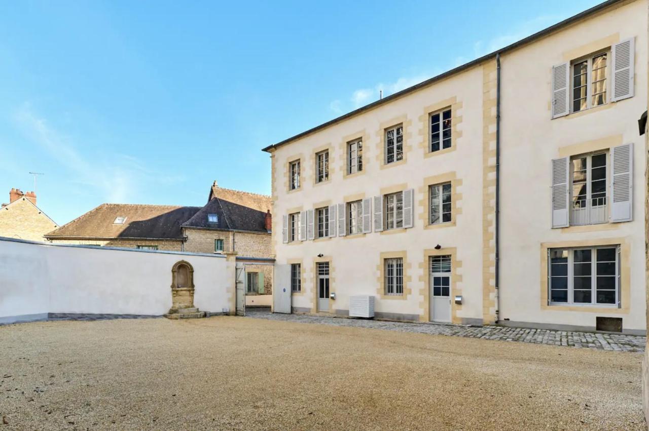 Appartement Montagnon - Les Suites Du Palais - Classe 4 Etoiles, Parking Prive, Vue Cathedrale, 3 Chambres, Primo C0Nciergerie Nevers Kültér fotó